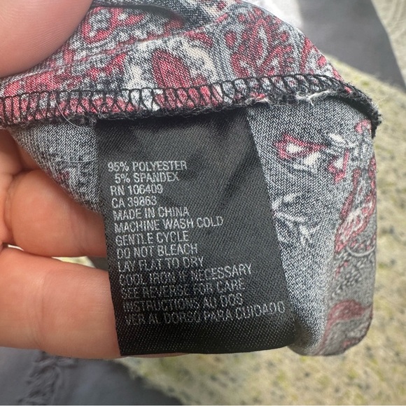 Tahari Y2K Paisley Tank Top. Size: 10. Black and Red. - Picture 6 of 6